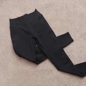 Surface pocket leggings